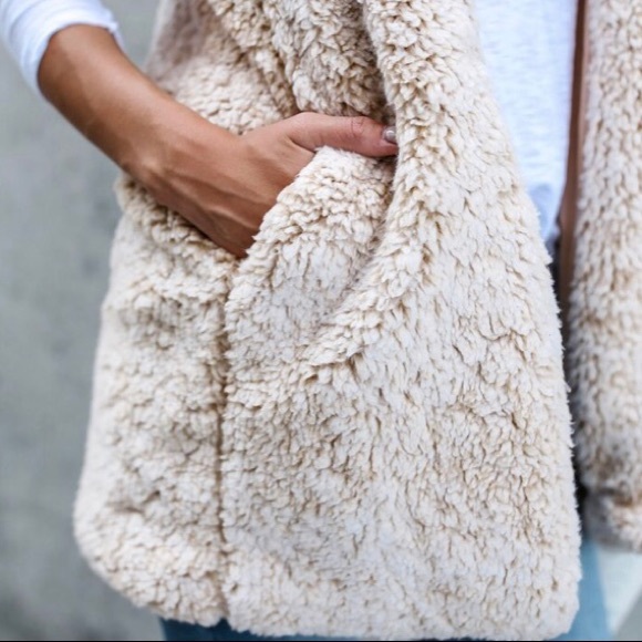 Last 1! 🌟Two-tone Beige Sherpa Vest - Picture 4 of 7